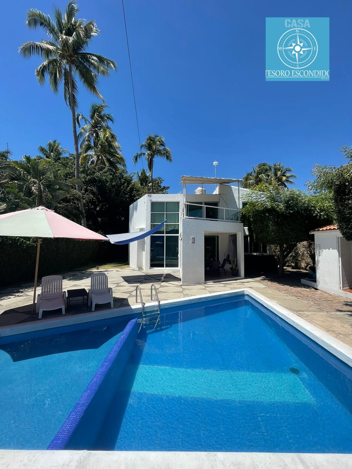 Alberca privada y fachada de Casa Tesoro Escondido