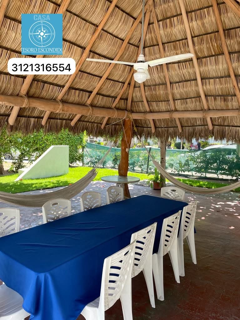 Palapa con hamacas y comedor exterior